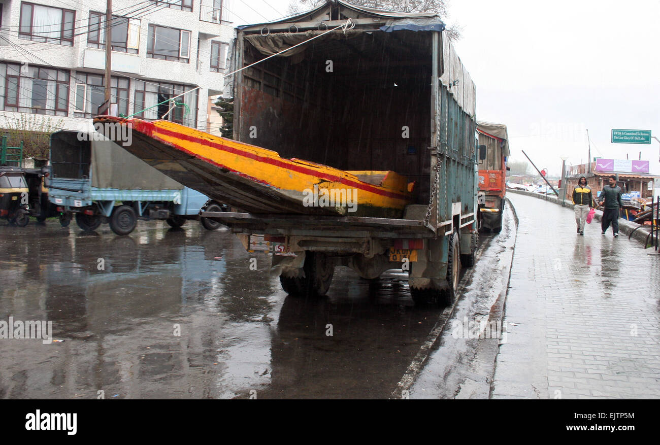 Srinagar, Cachemire indien:01 Avril.Shikaras étant chargé dans un camion prêt pour après la pluie à nouveau le rencontré hits Srinagar a dit que les fortes précipitations est prévu dans la vallée à partir d'aujourd'hui jusqu'au 3 avril.Quelques maisons ont été emportées, mais il n'y a pas eu de perte de vie de l'armée indienne Lt Gen Roger Aïm.dit que trois ponts avaient été emportées jusqu'à maintenant. "Nous avons mobilisé des ressources du Nord Cachemire.nous sommes prêts à faire face à toute situation. Credit : Sofi Suhail/Alamy Live News Banque D'Images