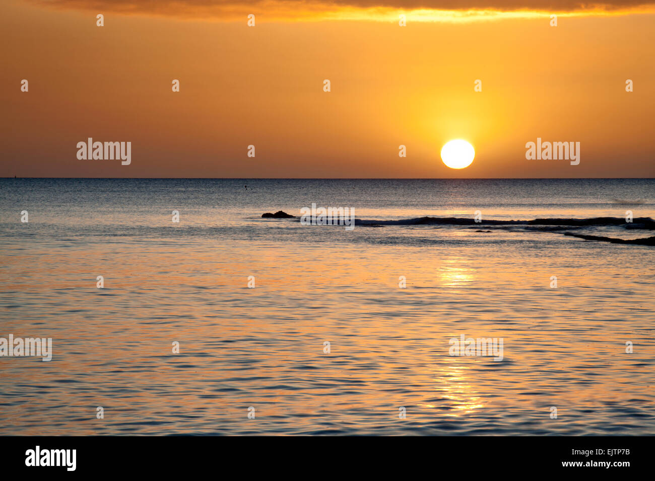 Le lever du soleil sur la mer à partir de sables bitumineux Château à St Andrews Fife Ecosse Banque D'Images