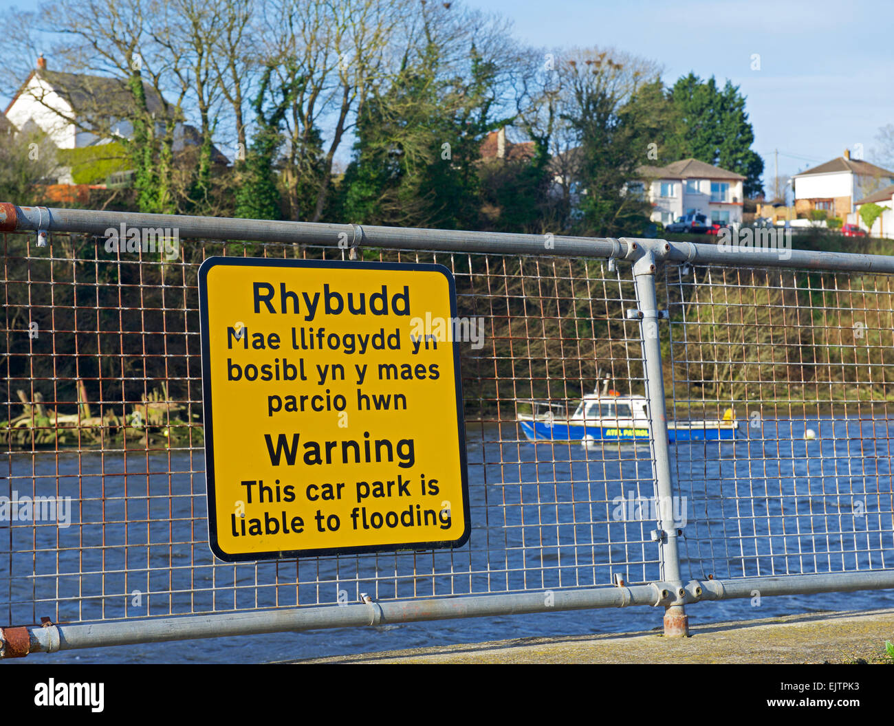 Inscrivez-avertissement qui est responsable de l'inondation, à côté de la rivière Teifi, Ceredigion Cardigan, Wales UK Banque D'Images