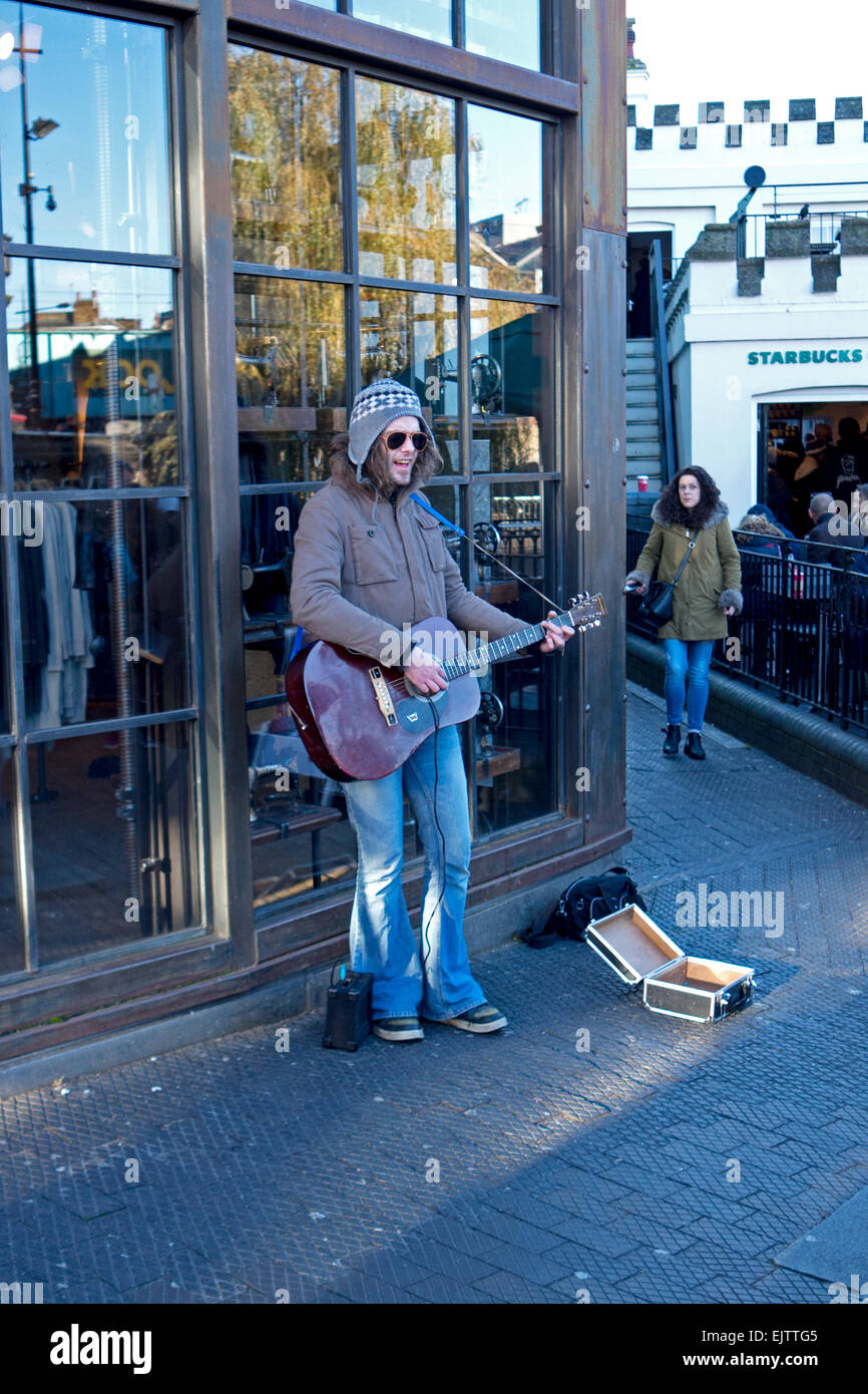 Un musicien ambulant avec une guitare chante pour de l'argent près de Camden Lock, Londres. Banque D'Images