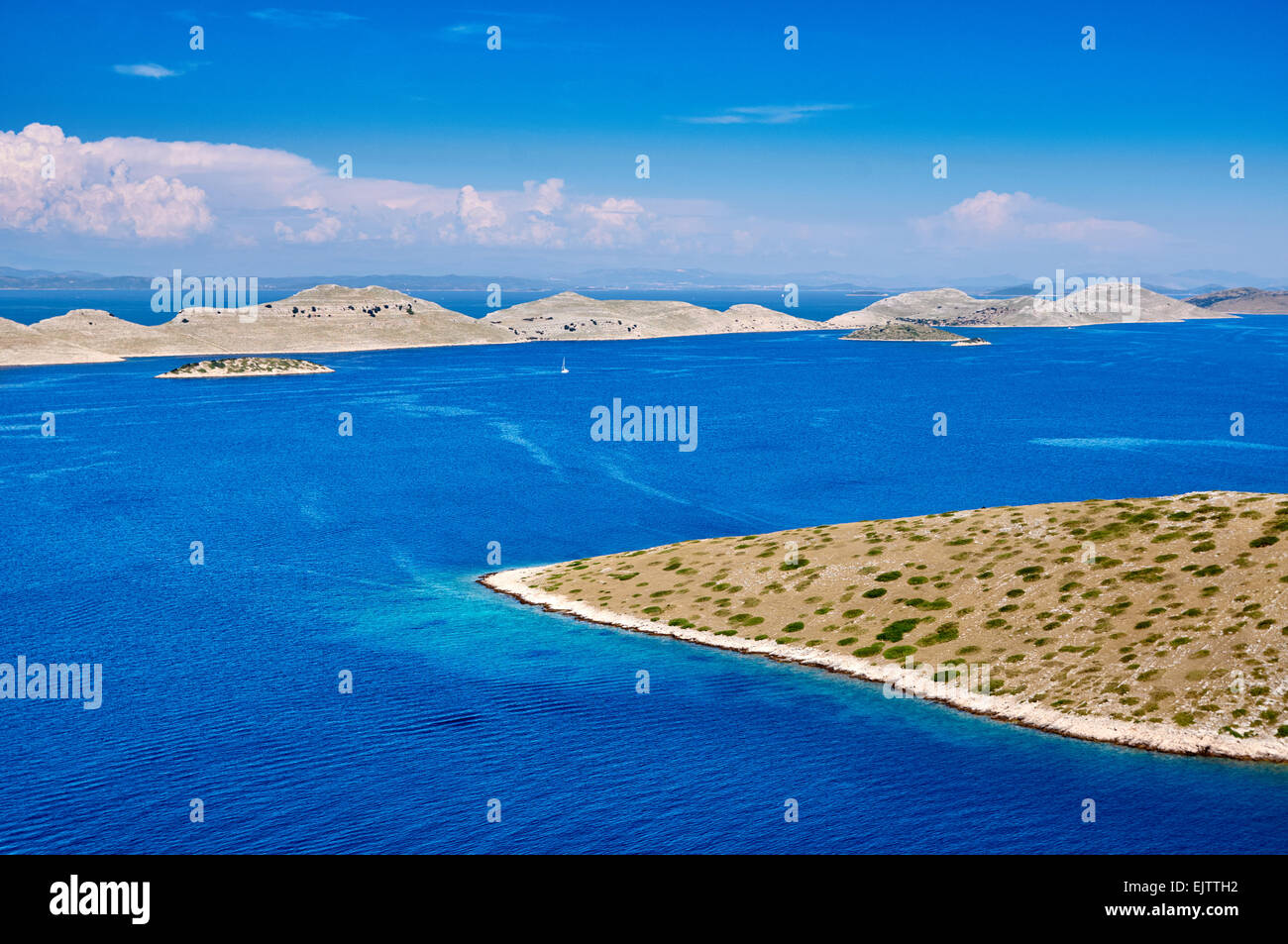 Belle vista comme vu plus haut dans une forme à l'intérieur de l'île Parc National de Kornati dans la partie croate de la mer Adriatique Banque D'Images