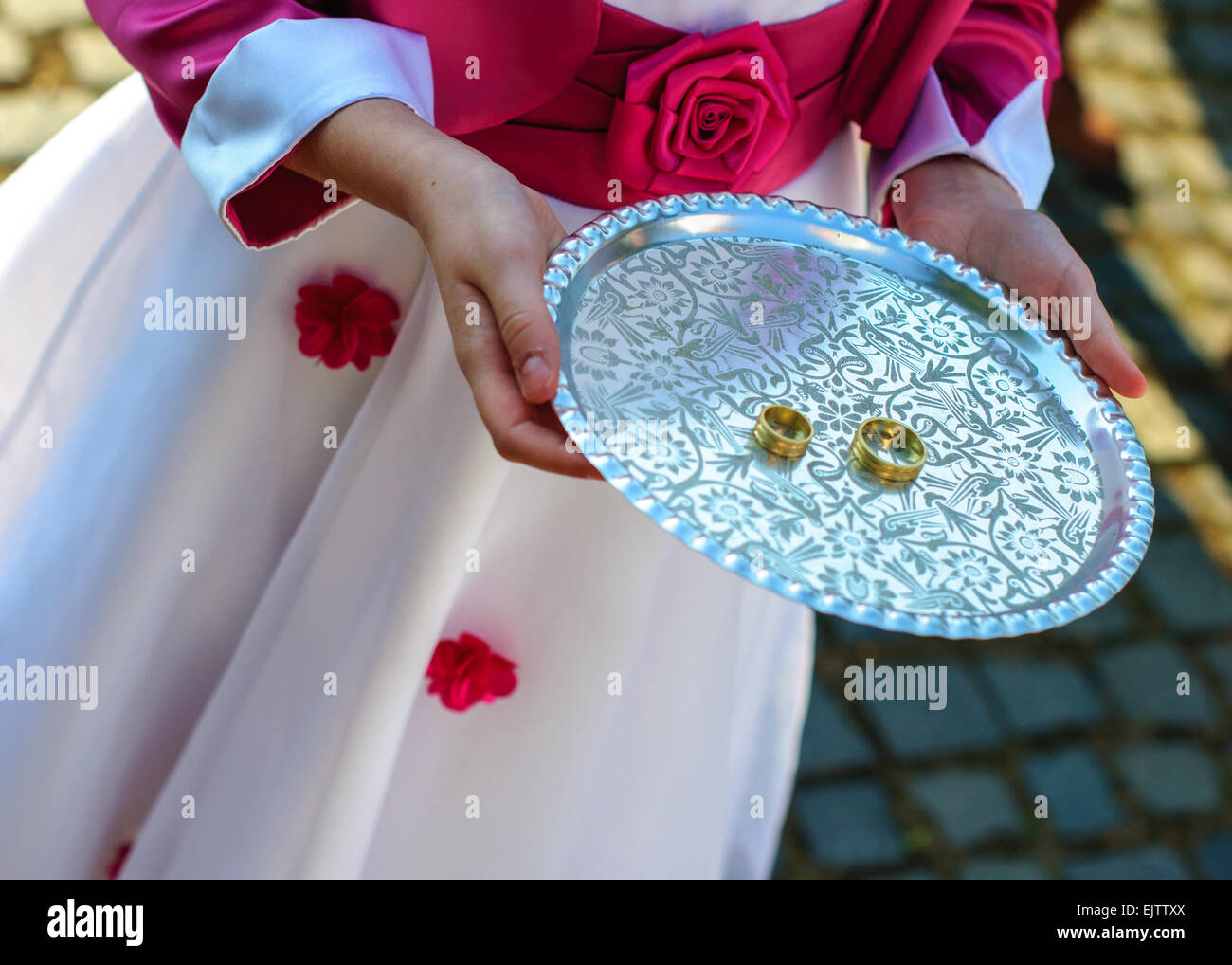 Anneaux de mariage sur la plaque Banque D'Images