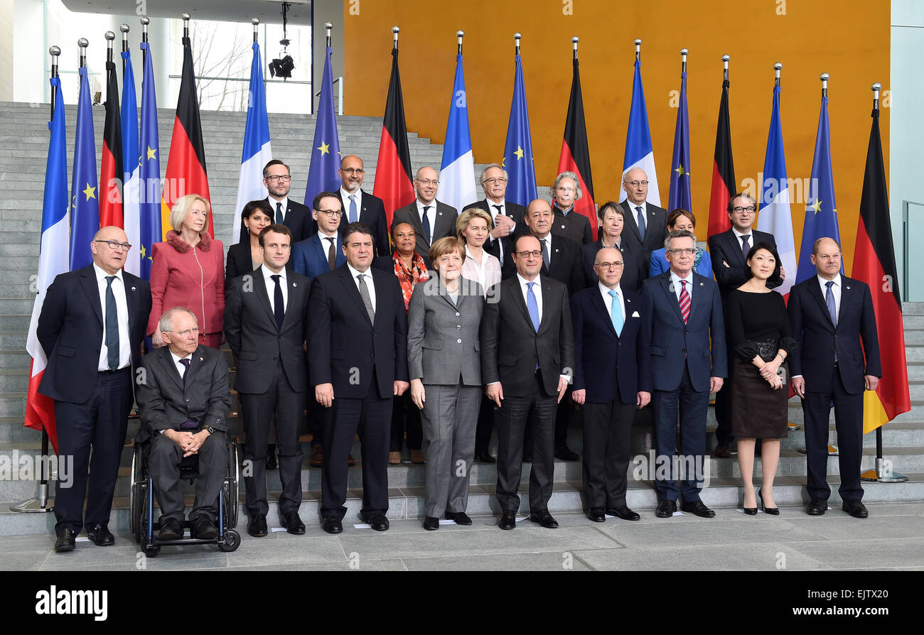 La chancelière allemande Angela Merkel (C-R) et le président français François Hollande (C-L) se tenir ensemble lors d'une photo de groupe pour le 17e conseil des ministres franco-allemand avec des membres des deux gouvernements à la chancellerie à Berlin, Allemagne, 31 mars 2015. Parmi eux se trouvent, première rangée (L-R) : le ministre français des Finances, Michel Sapin, le ministre allemand des Finances, Wolfgang Schaeuble, la ministre française de l'Economie Emmanuel Macron, Ministre fédéral de l'économie et de l'énergie Sigmar Gabriel, le Président français François Hollande, la chancelière allemande Angela Merkel, le ministre français de l'intérieur Bernard Cazeneuve, Allemand Interi Banque D'Images