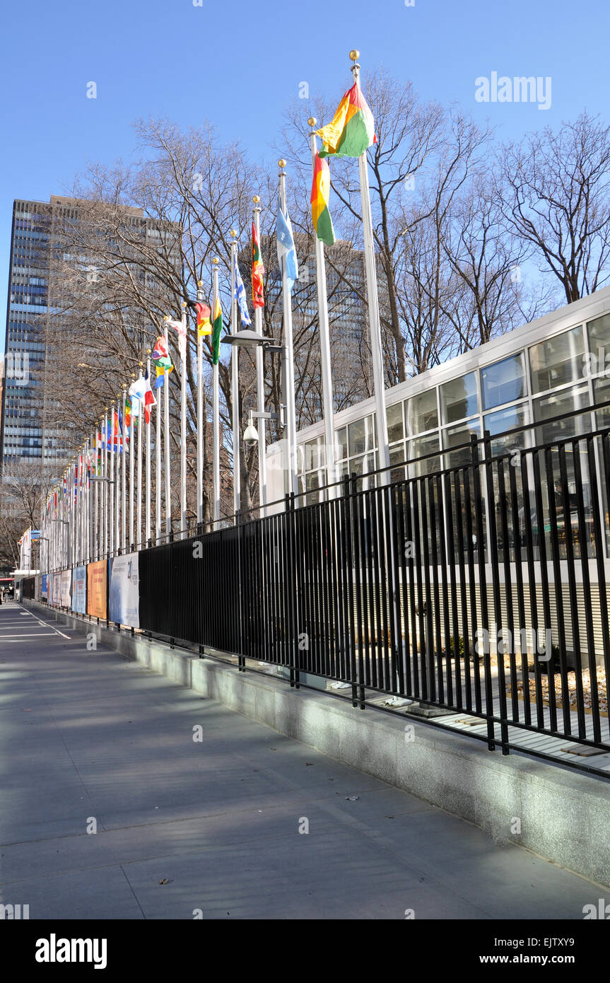 Drapeaux à l'entrée du bâtiment de l'Organisation des Nations Unies, New York, USA Banque D'Images