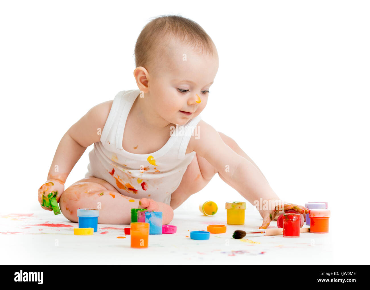 Petit bébé peindre par ses mains - sur fond blanc Banque D'Images