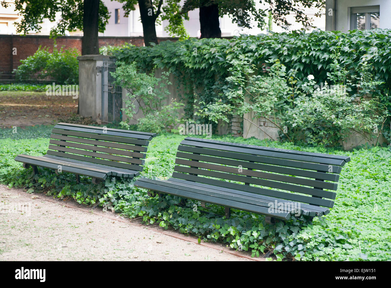 Des bancs vides dans un parc à Berlin, Allemagne Banque D'Images