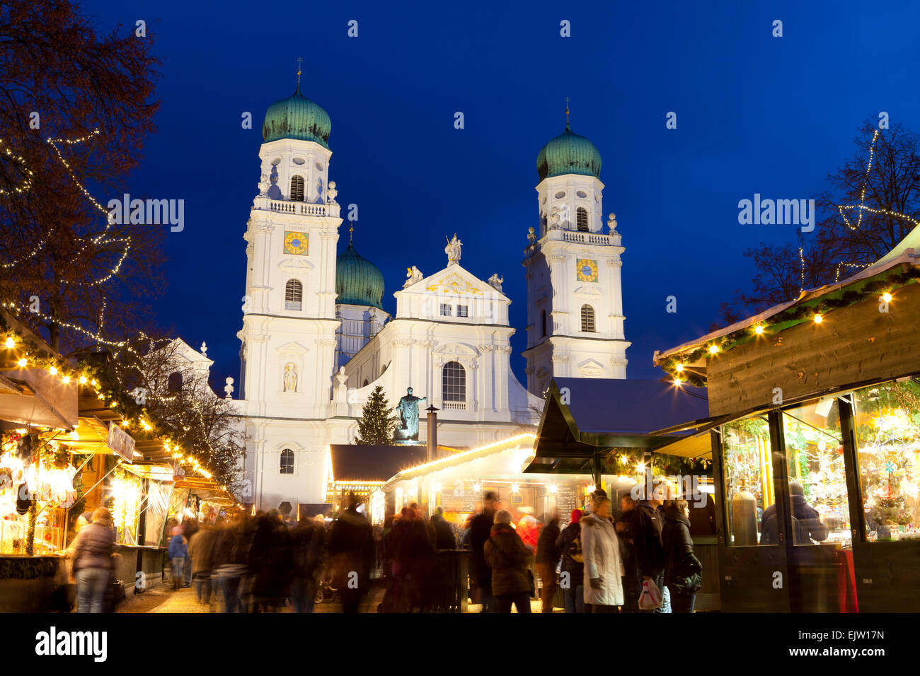 Marché de Noël devant la cathédrale Saint Stephen, Passau, Bavière, Allemagne Banque D'Images