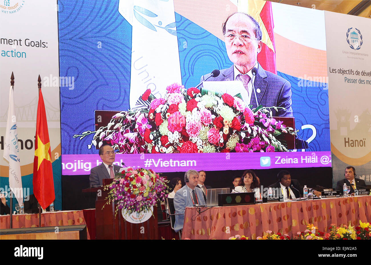 (150401) -- Hanoi, 1er avril 2015 (Xinhua) -- Le Président de l'Assemblée nationale, Nguyen Sinh Hung (1re L) parle au cours de son allocution de clôture de la 132ème Assemblée de l'Union interparlementaire (UIP-132) à Hanoi, capitale du Vietnam, le 1er avril 2015. L'UIP et réunions connexes-132 conclu mercredi après-midi dans la capitale du Vietnam Hanoi avec l'adoption de Déclaration de Hanoï, qui sera soumis en tant que document officiel à l'Assemblée générale des Nations Unies en septembre 2015. (Xinhua/VNA)(dh) Banque D'Images