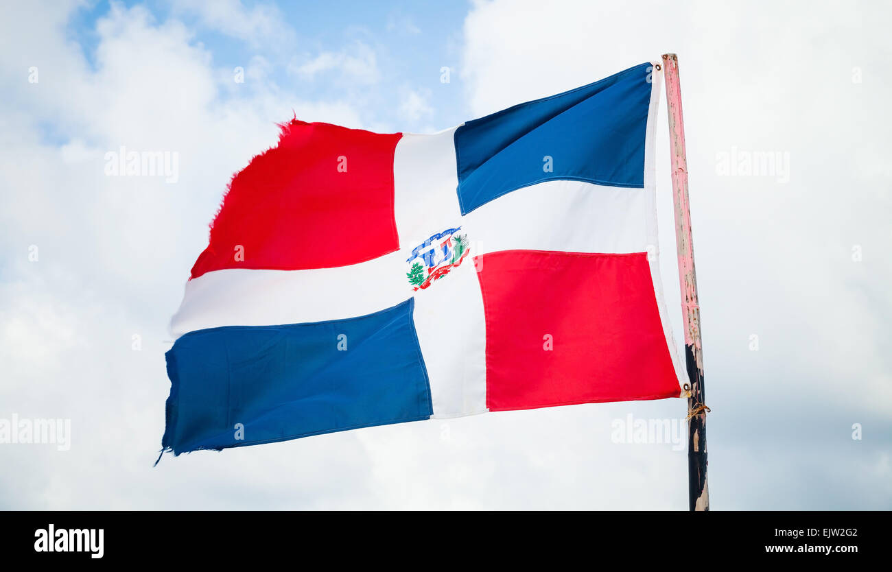 Drapeau de la République dominicaine est en agitant le vent sur fond de ciel nuageux Banque D'Images