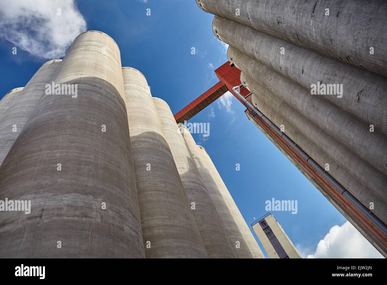 L'extérieur de l'usine de béton haut avec les silos à grains en Finlande sur une journée de printemps ensoleillée. Ce majestueux ancien bâtiment industriel n'est pas i Banque D'Images