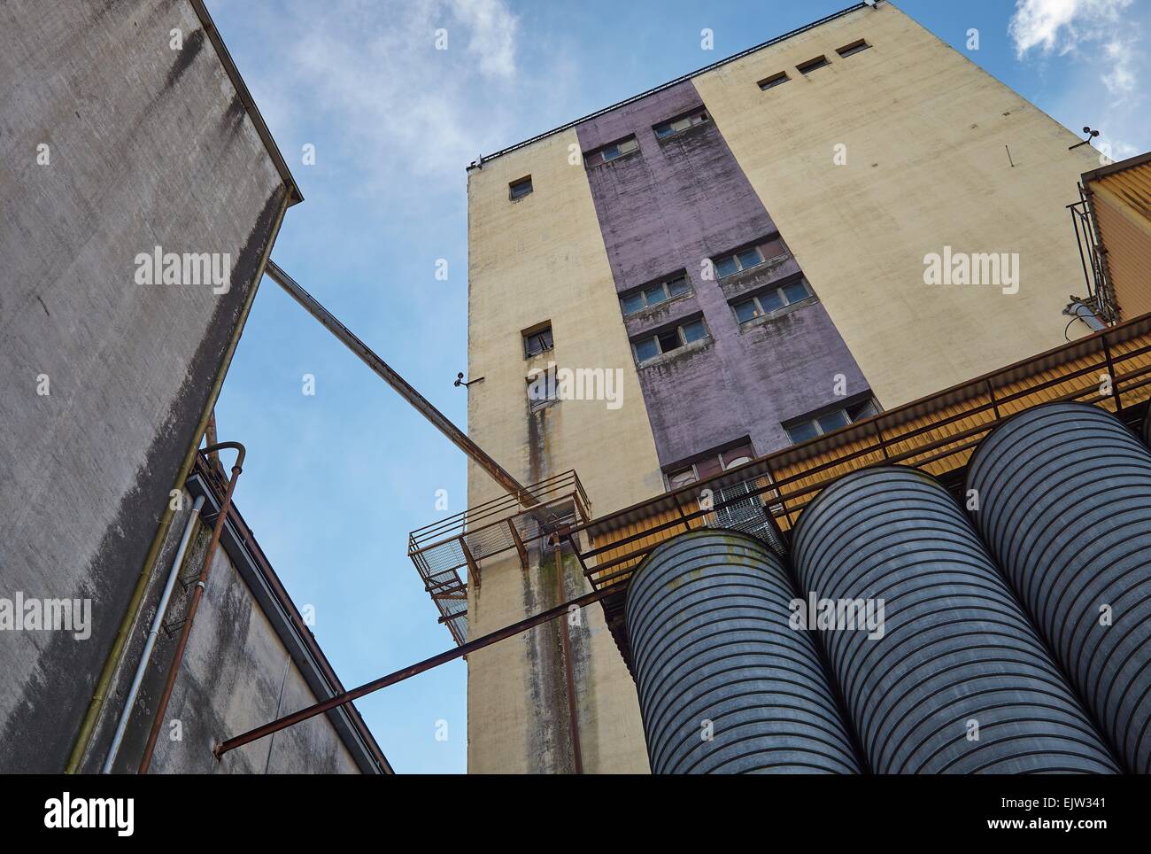 Les murs en béton de l'extérieur de l'usine en Finlande. Ce majestueux ancien bâtiment industriel n'est pas utilisé plus. Très forte perspect Banque D'Images