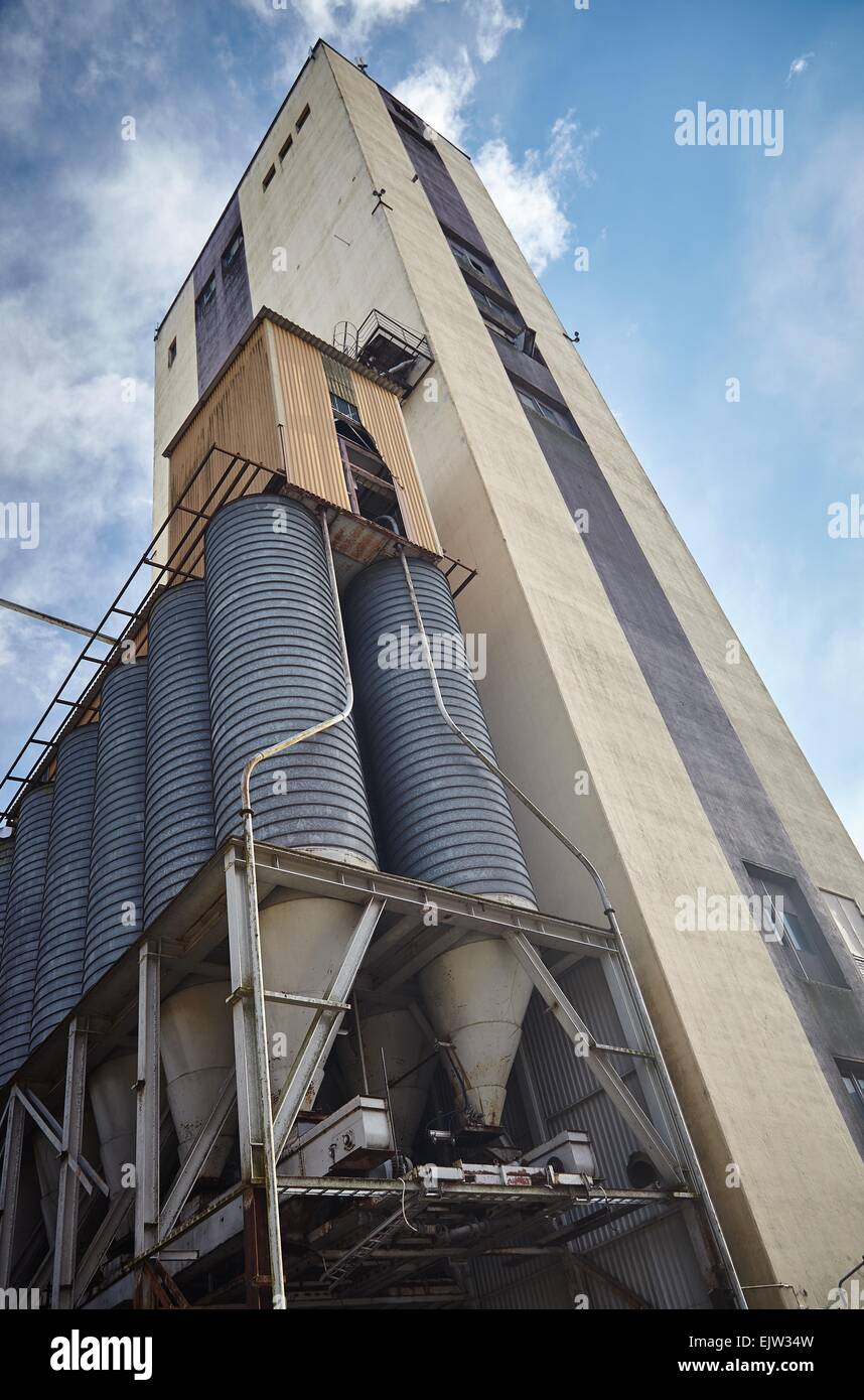 Ancienne usine extérieur avec un haut bâtiment de production en Finlande. Ce majestueux ancien bâtiment industriel n'est pas à l'usage, un Banque D'Images