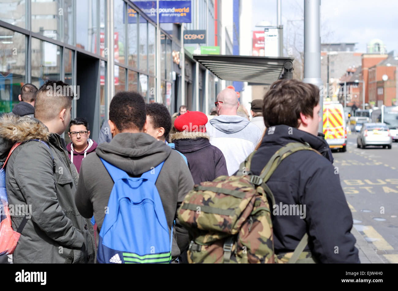 Nottingham, Royaume-Uni. 1er avril 2015. Compter vers le bas pour les vacances de Pâques a commencé avec le centre-ville pleine d'enfants sur la moitié terme,vente en magasin,et les gens occupés à acheter de la nourriture supplémentaire.même le temps est à la recherche mieux avec périodes ensoleillées et des températures plus chaudes. Credit : IFIMAGE/Alamy Live News Banque D'Images