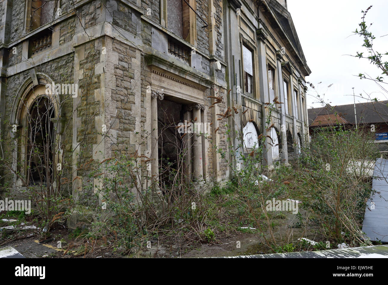 Des vents forts exposer le véritable état de la bâtiment abandonné le Swindon Corn Exchange autrement connu comme le Locarno. Banque D'Images