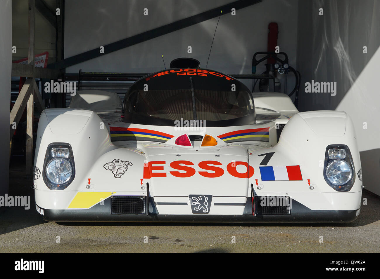 1993 Peugeot 905 Evo 1 voiture de course dans les stands lors de la réunion des membres de Goodwood Banque D'Images