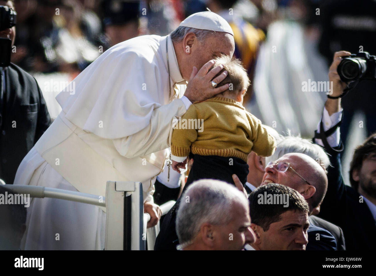 Cité du Vatican, Vatican. 06Th avr, 2015. Le pape François embrasse un enfant au cours de son audience générale hebdomadaire, le mercredi de la Semaine Sainte le 01 avril 2015 dans la Cité du Vatican, Vatican. Pape Francis mène son audience générale hebdomadaire, le mercredi de la semaine Sainte ou 'Spy' Mercredi, ainsi nommé du fait qu'elle est le jour où Judas Iscariot a trahi Jésus, à la place Saint Pierre au Vatican. Credit : Giuseppe Ciccia/Pacific Press/Alamy Live News Banque D'Images