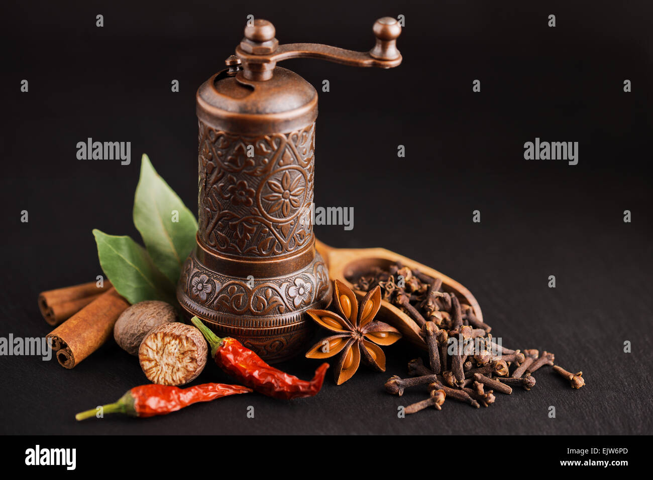 Encore sombre-vie avec différentes épices moulin à poivre et rétro Banque D'Images