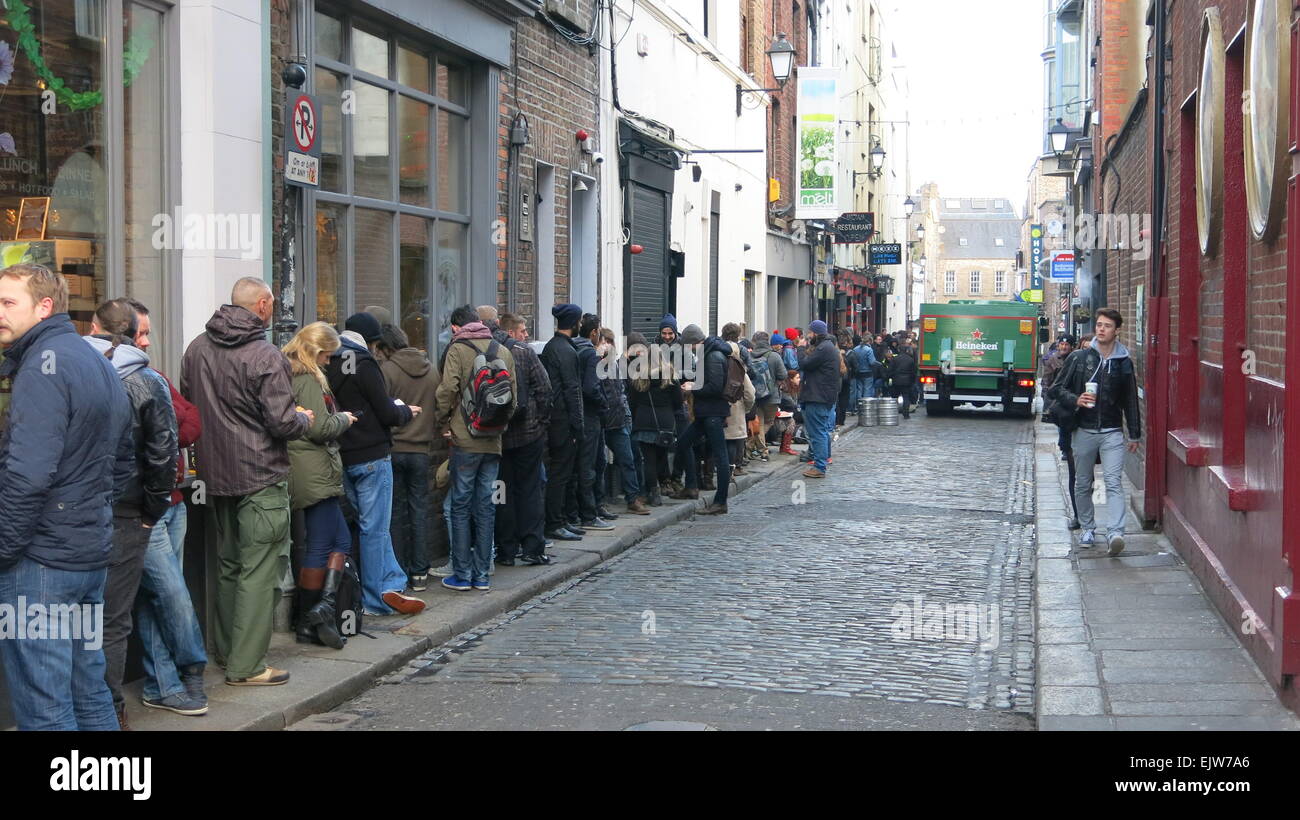 Dublin, Irlande. 06Th avr, 2015. Image des personnes en attente de Dublin Temple Bar pour prendre part à l'extras ouvrir casting pour la nouvelle saison de la série tv de Vikings. La deuxième journée de casting à Dublin a lieu à Filmbase, Temple Bar. Credit : Brendan Donnelly/Alamy Live News Banque D'Images