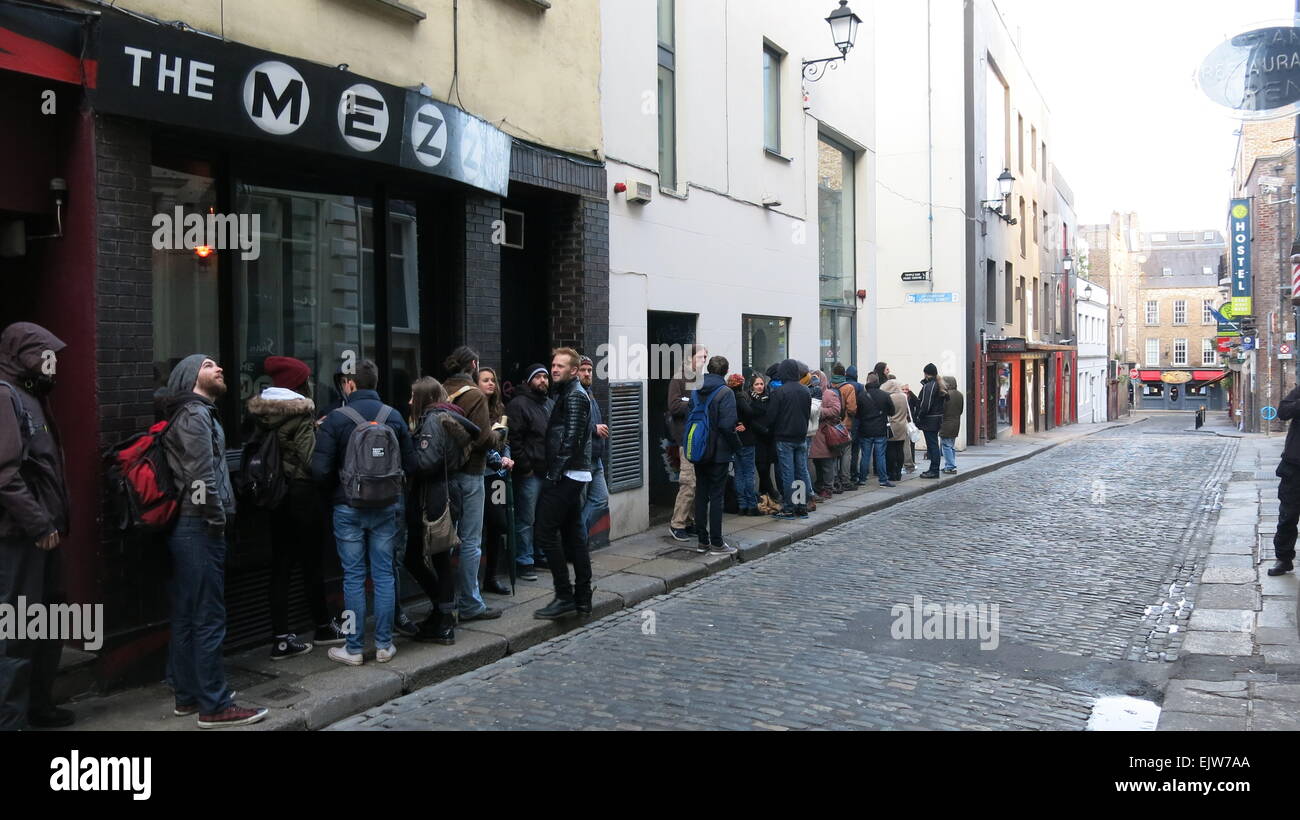 Dublin, Irlande. 06Th avr, 2015. Image des personnes en attente de Dublin Temple Bar pour prendre part à l'extras ouvrir casting pour la nouvelle saison de la série tv de Vikings. La deuxième journée de casting à Dublin a lieu à Filmbase, Temple Bar. Credit : Brendan Donnelly/Alamy Live News Banque D'Images