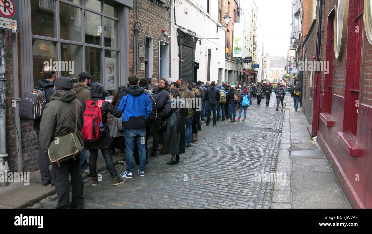 Dublin, Irlande. 06Th avr, 2015. Image des personnes en attente de Dublin Temple Bar pour prendre part à l'extras ouvrir casting pour la nouvelle saison de la série tv de Vikings. La deuxième journée de casting à Dublin a lieu à Filmbase, Temple Bar. Credit : Brendan Donnelly/Alamy Live News Banque D'Images