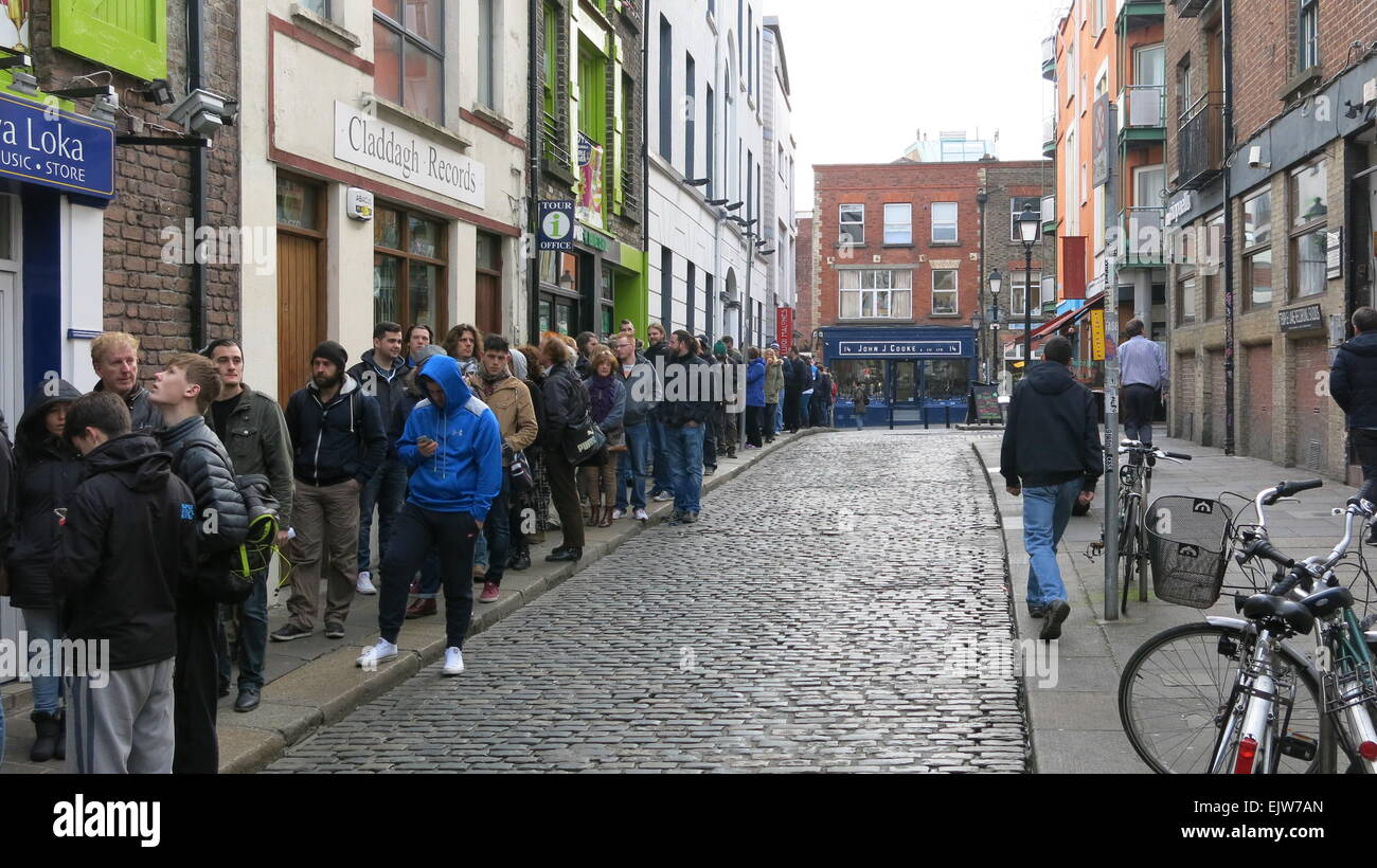 Dublin, Irlande. 06Th avr, 2015. Image des personnes en attente de Dublin Temple Bar pour prendre part à l'extras ouvrir casting pour la nouvelle saison de la série tv de Vikings. La deuxième journée de casting à Dublin a lieu à Filmbase, Temple Bar. Credit : Brendan Donnelly/Alamy Live News Banque D'Images