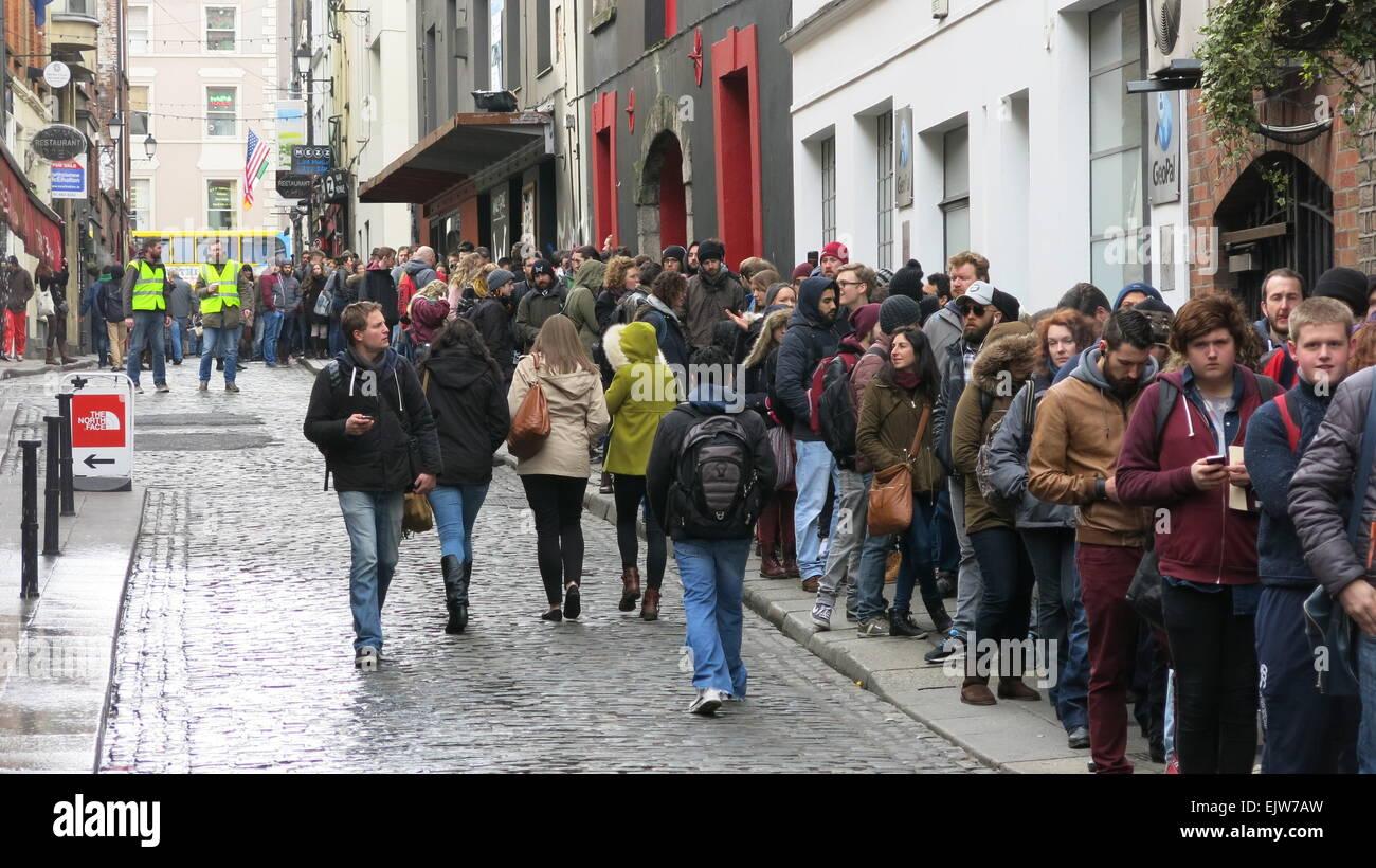 Dublin, Irlande. 06Th avr, 2015. Image des personnes en attente de Dublin Temple Bar pour prendre part à l'extras ouvrir casting pour la nouvelle saison de la série tv de Vikings. La deuxième journée de casting à Dublin a lieu à Filmbase, Temple Bar. Credit : Brendan Donnelly/Alamy Live News Banque D'Images