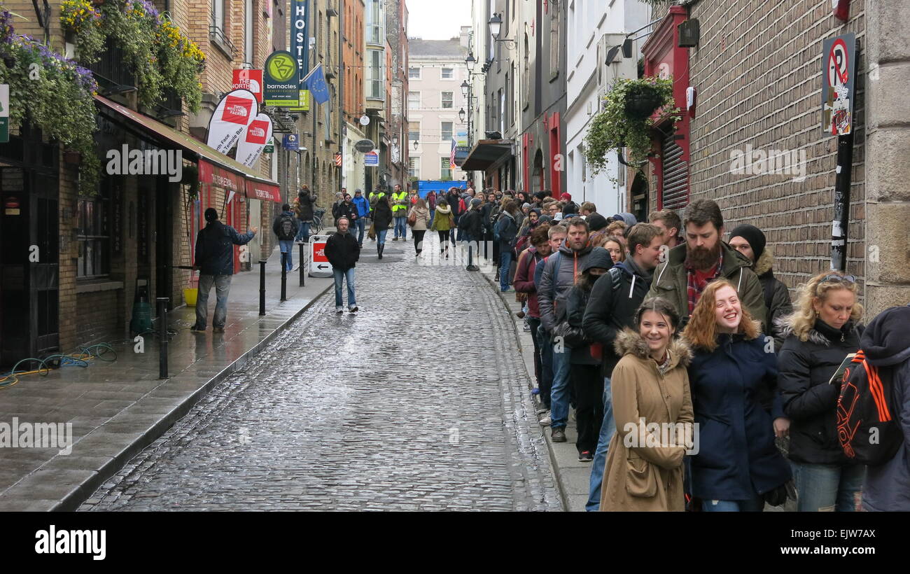 Dublin, Irlande. 06Th avr, 2015. Image des personnes en attente de Dublin Temple Bar pour prendre part à l'extras ouvrir casting pour la nouvelle saison de la série tv de Vikings. La deuxième journée de casting à Dublin a lieu à Filmbase, Temple Bar. Credit : Brendan Donnelly/Alamy Live News Banque D'Images