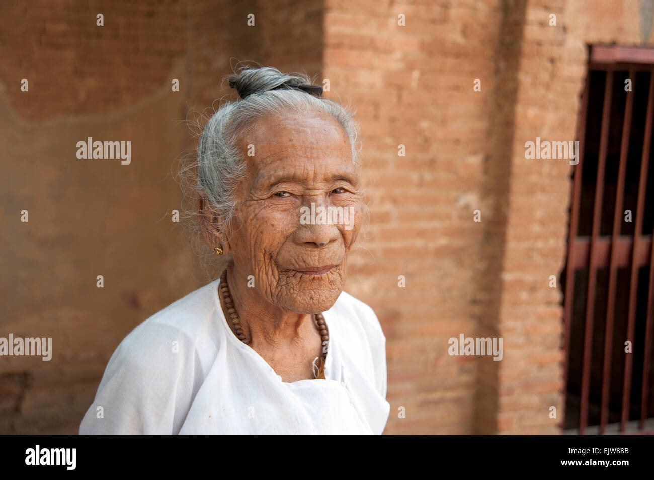 Portrait d'une vieille femme, à l'extérieur d'un temple à Bagan Myanmar Birmanie Banque D'Images