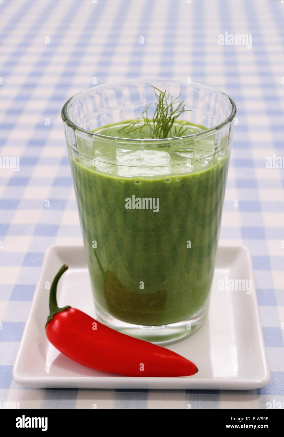 Green smoothie aux épinards et poivrons rouges, vertical Banque D'Images
