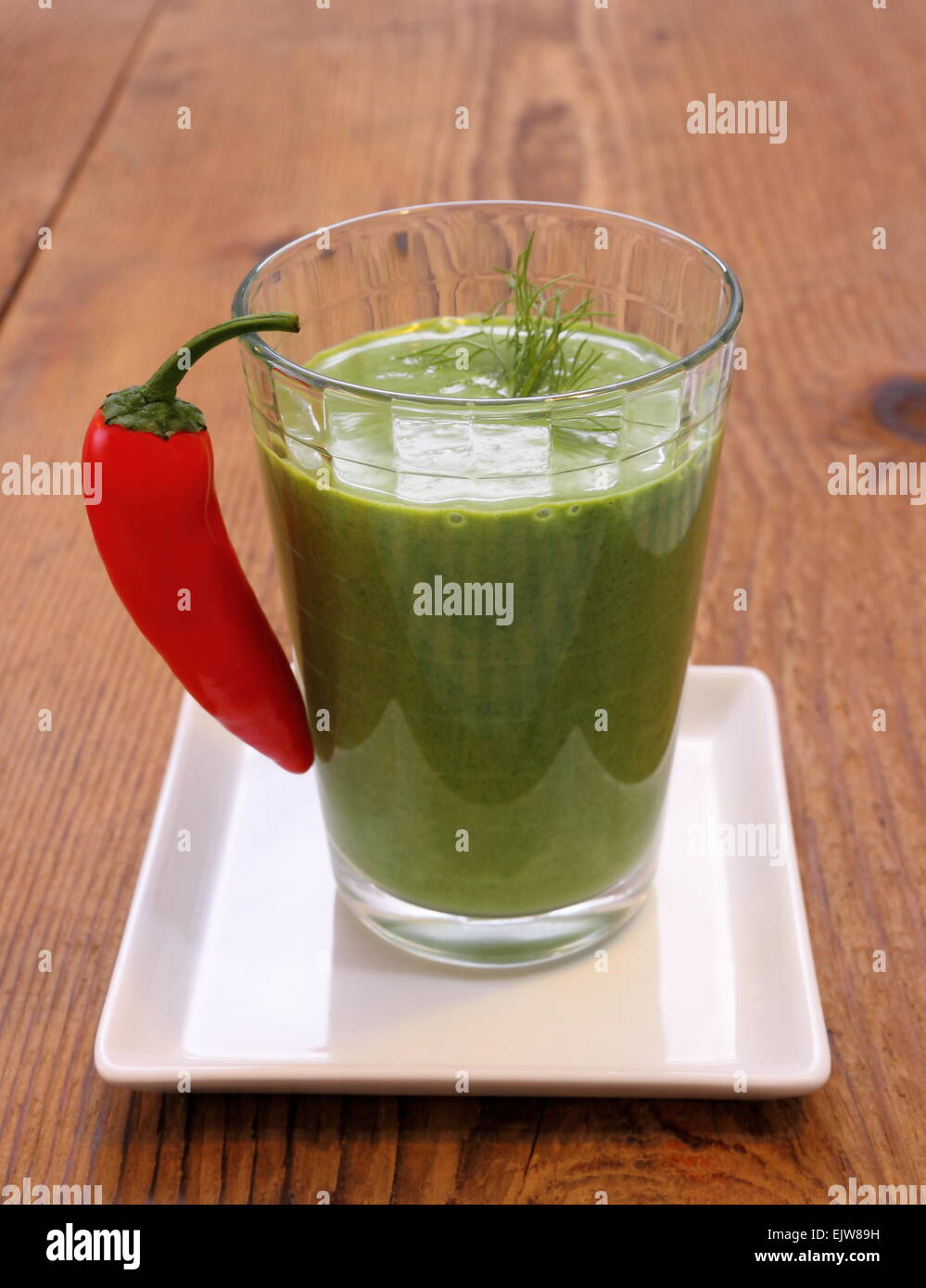 Green smoothie aux épinards et poivrons rouges, fond de bois Banque D'Images