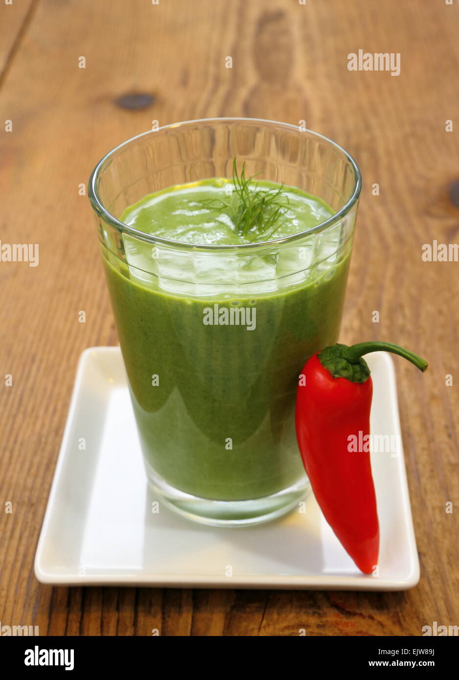 Green smoothie aux épinards et poivrons rouges, fond de bois Banque D'Images