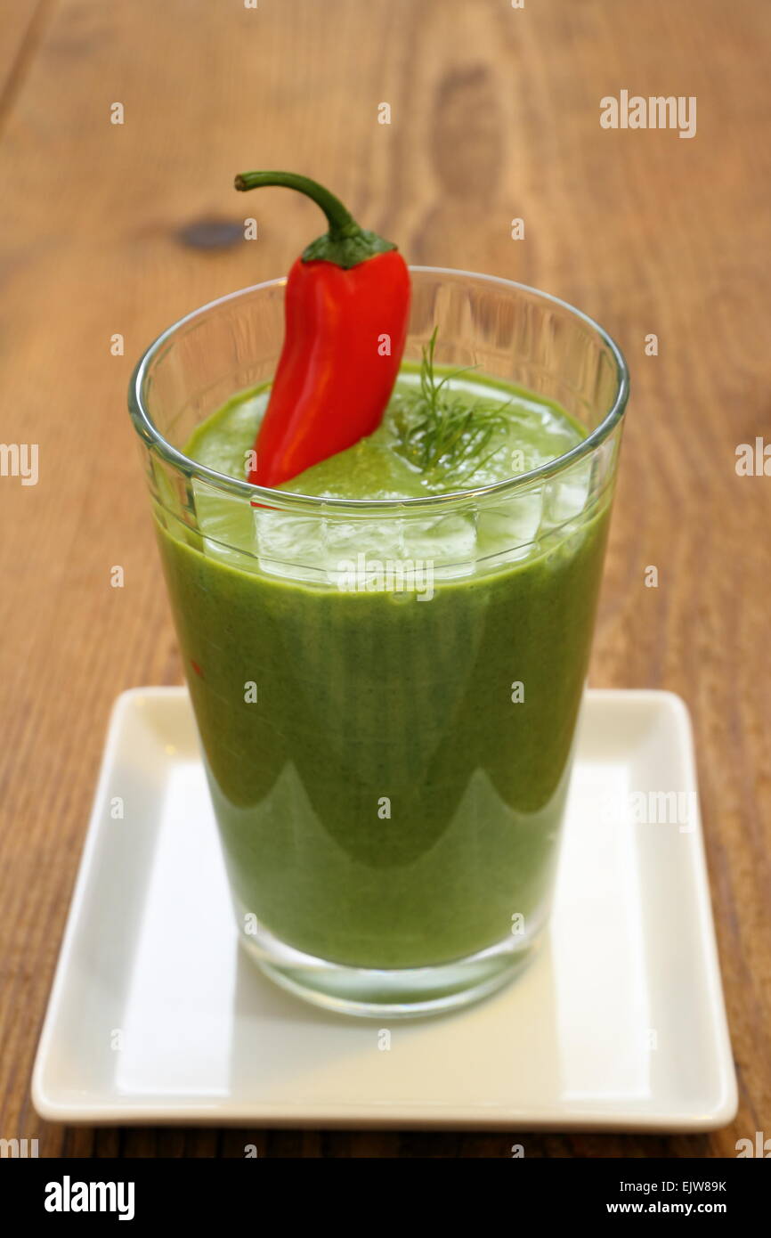 Green smoothie aux épinards et poivrons rouges, fond de bois Banque D'Images