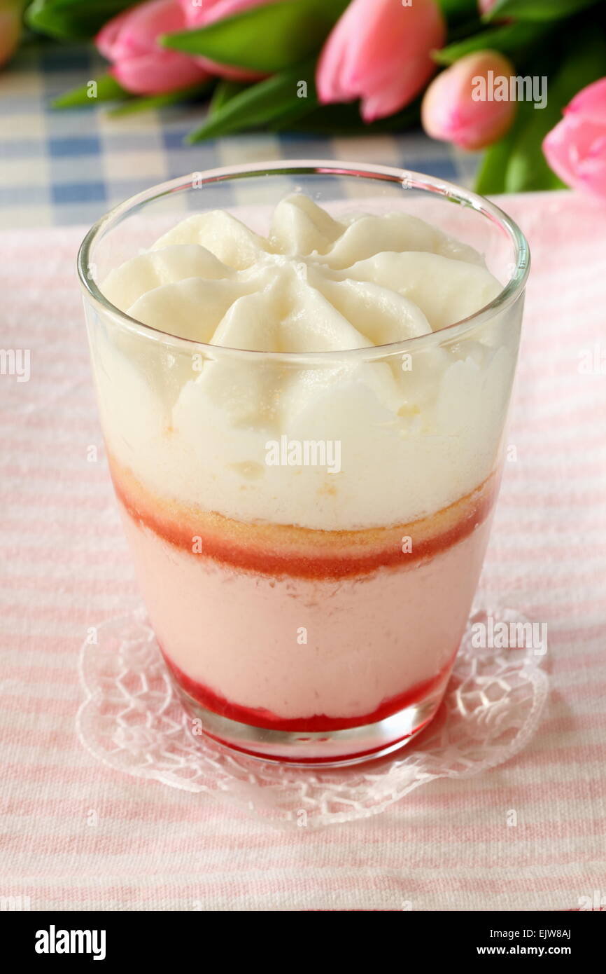 Crème aux fraises dessert en verre avec tulip, Close up Banque D'Images