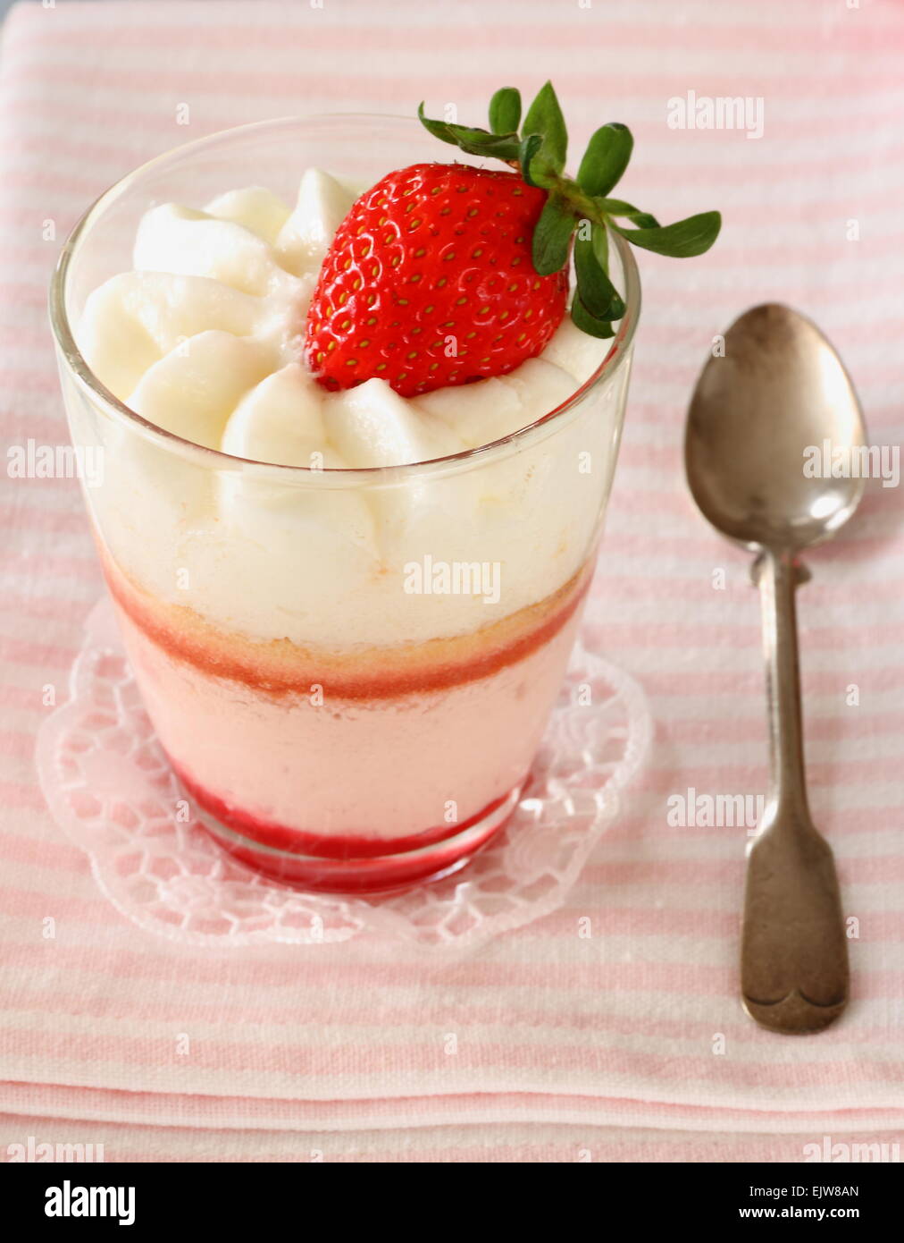 Crème aux fraises dessert en verre avec une cuillère, Close up Banque D'Images