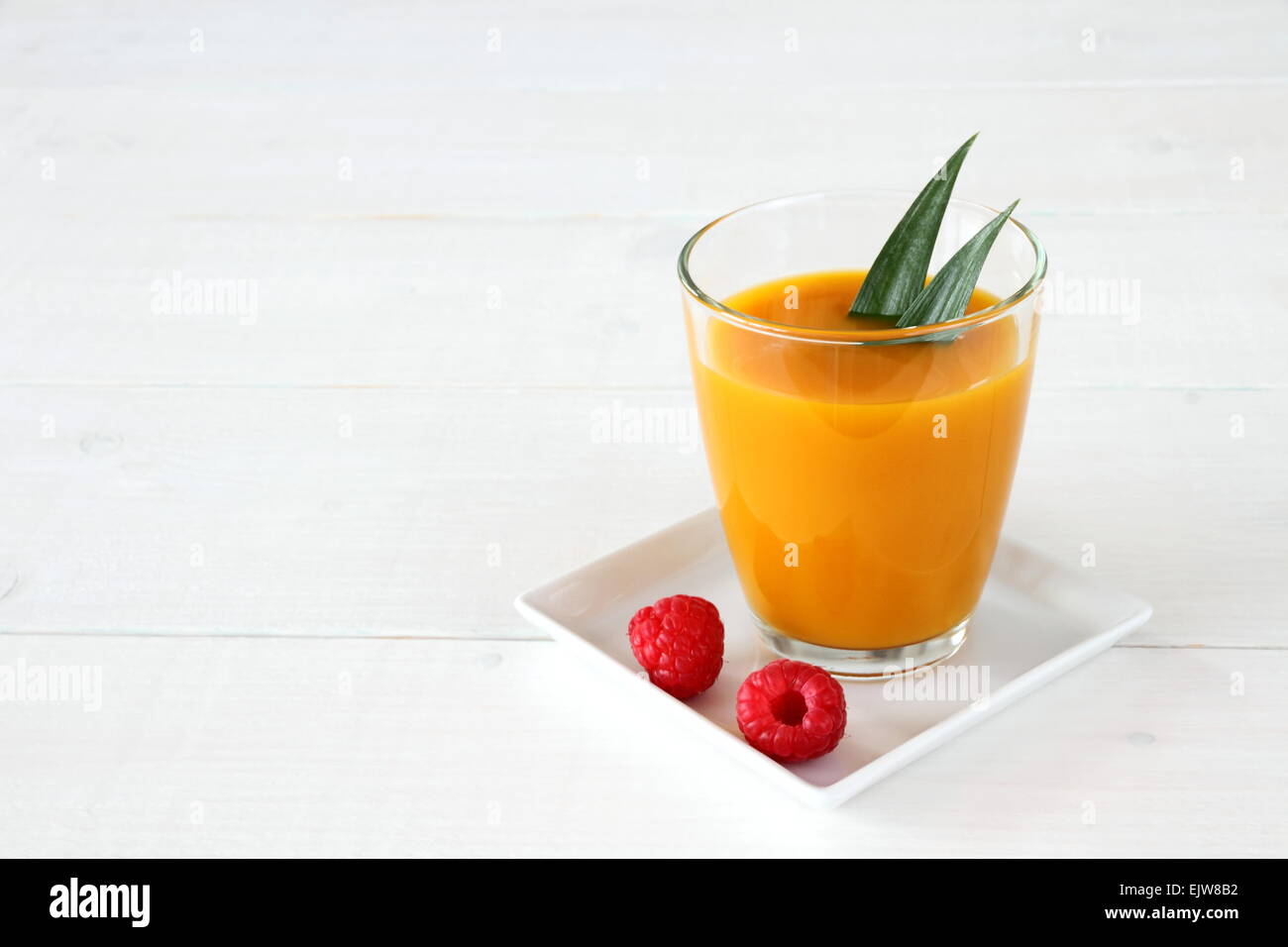 Smoothie mangue fruité framboise, fait à partir de fruits mûrs, horizontal Banque D'Images