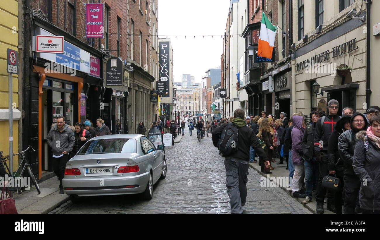 Dublin, Irlande. 06Th avr, 2015. Image des personnes en attente de Dublin Temple Bar pour prendre part à l'extras ouvrir casting pour la nouvelle saison de la série tv de Vikings. La deuxième journée de casting à Dublin a lieu à Filmbase, Temple Bar. Credit : Brendan Donnelly/Alamy Live News Banque D'Images