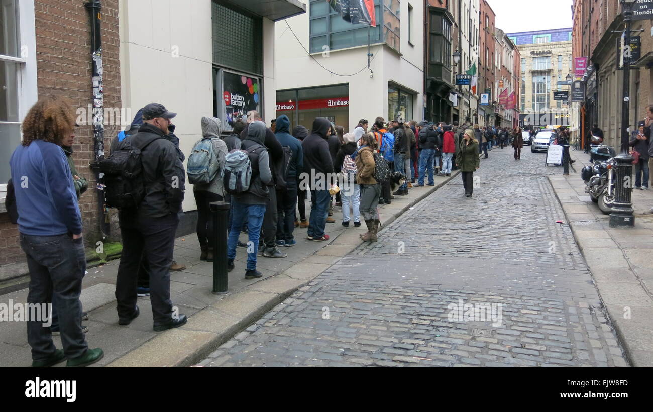 Dublin, Irlande. 06Th avr, 2015. Image des personnes en attente de Dublin Temple Bar pour prendre part à l'extras ouvrir casting pour la nouvelle saison de la série tv de Vikings. La deuxième journée de casting à Dublin a lieu à Filmbase, Temple Bar. Credit : Brendan Donnelly/Alamy Live News Banque D'Images