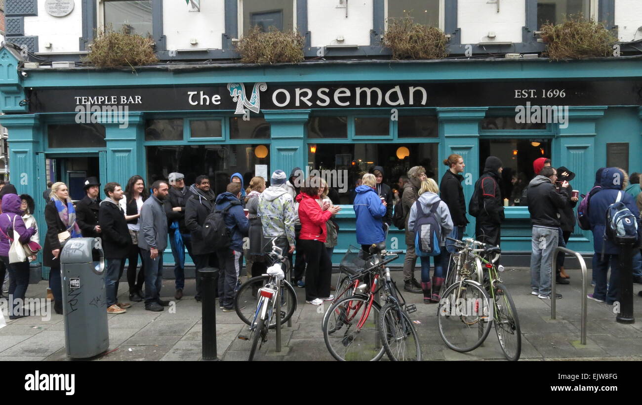 Dublin, Irlande. 06Th avr, 2015. Les gens à l'extérieur de la mise en file d'Norseman pub dans Dublin, Temple Bar, qui attendent de prendre part à la deuxième journée d'extras casting ouvert pour la nouvelle saison de la série tv Vikings dans les Filmbase lieu. Credit : Brendan Donnelly/Alamy Live News Banque D'Images