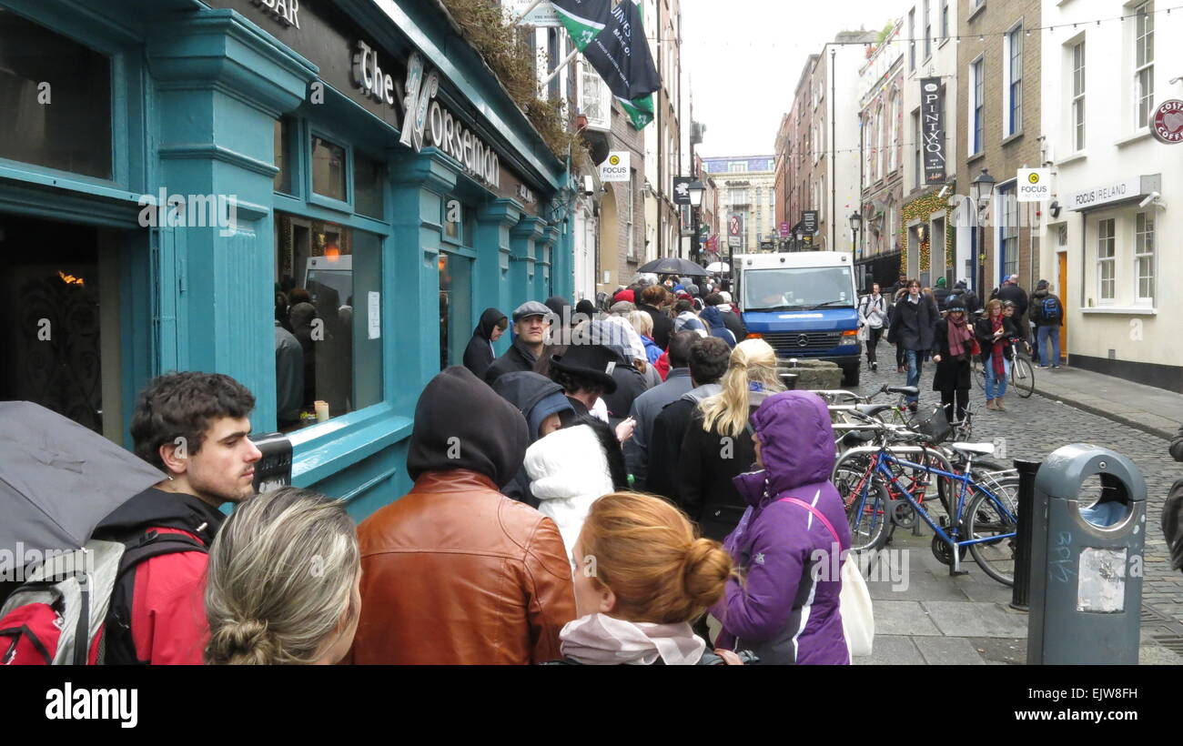 Dublin, Irlande. 06Th avr, 2015. Les gens à l'extérieur de la mise en file d'Norseman pub dans Dublin, Temple Bar, qui attendent de prendre part à la deuxième journée d'extras casting ouvert pour la nouvelle saison de la série tv Vikings dans les Filmbase lieu. Credit : Brendan Donnelly/Alamy Live News Banque D'Images