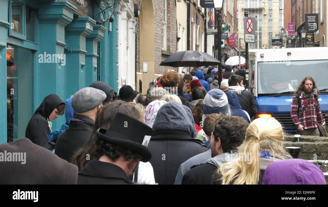 Dublin, Irlande. 06Th avr, 2015. Les gens à l'extérieur de la mise en file d'Norseman pub dans Dublin, Temple Bar, qui attendent de prendre part à la deuxième journée d'extras casting ouvert pour la nouvelle saison de la série tv Vikings dans les Filmbase lieu. Credit : Brendan Donnelly/Alamy Live News Banque D'Images