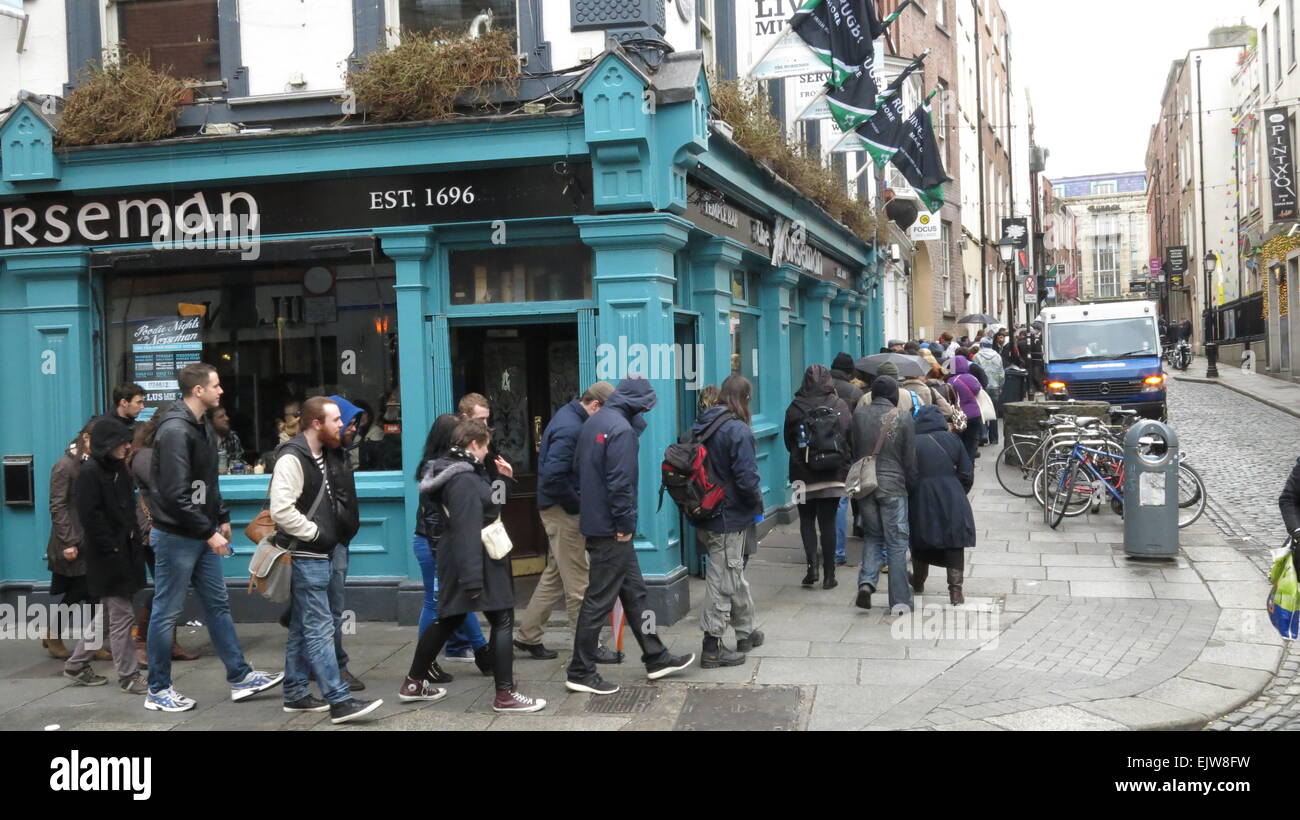 Dublin, Irlande. 06Th avr, 2015. Les gens à l'extérieur de la mise en file d'Norseman pub dans Dublin, Temple Bar, qui attendent de prendre part à la deuxième journée d'extras casting ouvert pour la nouvelle saison de la série tv Vikings dans les Filmbase lieu. Credit : Brendan Donnelly/Alamy Live News Banque D'Images