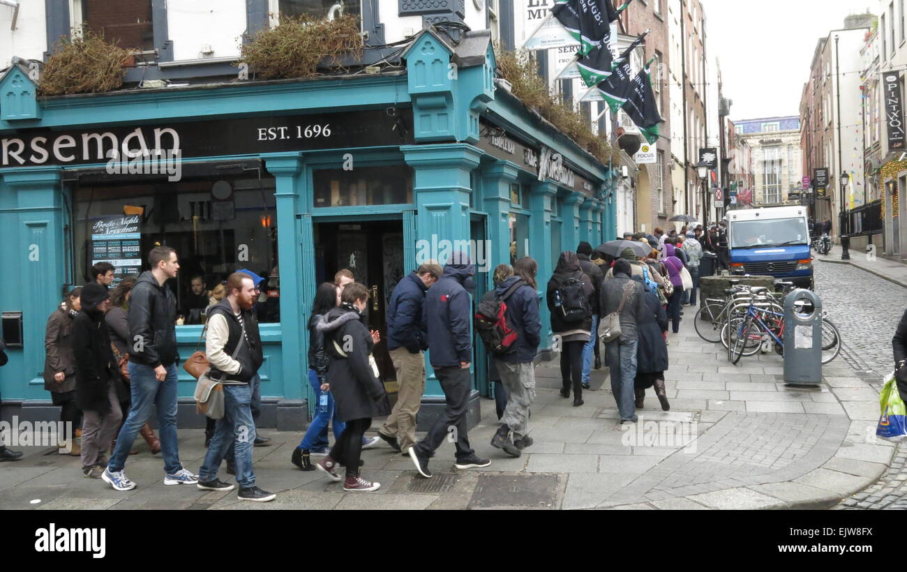 Dublin, Irlande. 06Th avr, 2015. Les gens à l'extérieur de la mise en file d'Norseman pub dans Dublin, Temple Bar, qui attendent de prendre part à la deuxième journée d'extras casting ouvert pour la nouvelle saison de la série tv Vikings dans les Filmbase lieu. Credit : Brendan Donnelly/Alamy Live News Banque D'Images