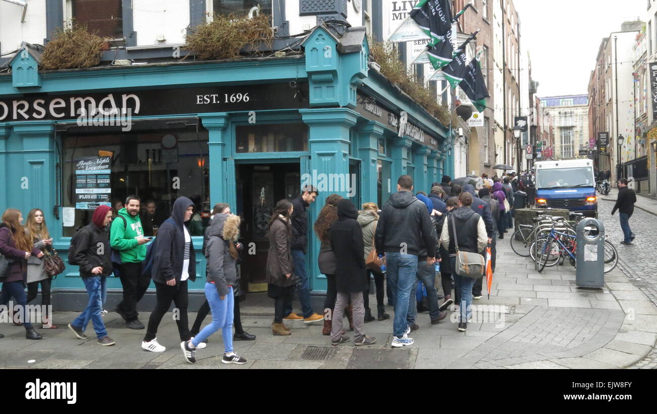 Dublin, Irlande. 06Th avr, 2015. Les gens à l'extérieur de la mise en file d'Norseman pub dans Dublin, Temple Bar, qui attendent de prendre part à la deuxième journée d'extras casting ouvert pour la nouvelle saison de la série tv Vikings dans les Filmbase lieu. Credit : Brendan Donnelly/Alamy Live News Banque D'Images