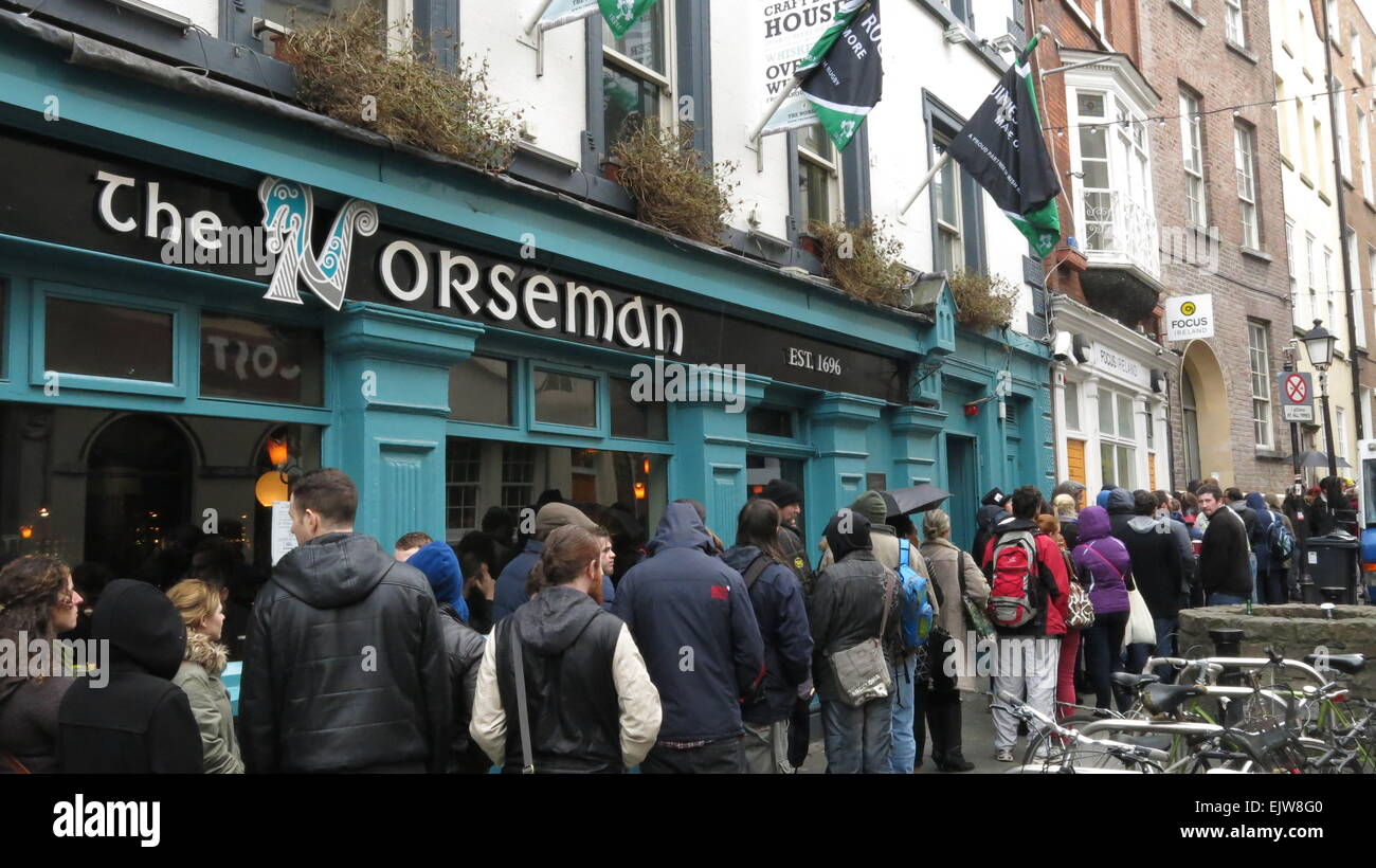 Dublin, Irlande. 06Th avr, 2015. Les gens à l'extérieur de la mise en file d'Norseman pub dans Dublin, Temple Bar, qui attendent de prendre part à la deuxième journée d'extras casting ouvert pour la nouvelle saison de la série tv Vikings dans les Filmbase lieu. Credit : Brendan Donnelly/Alamy Live News Banque D'Images