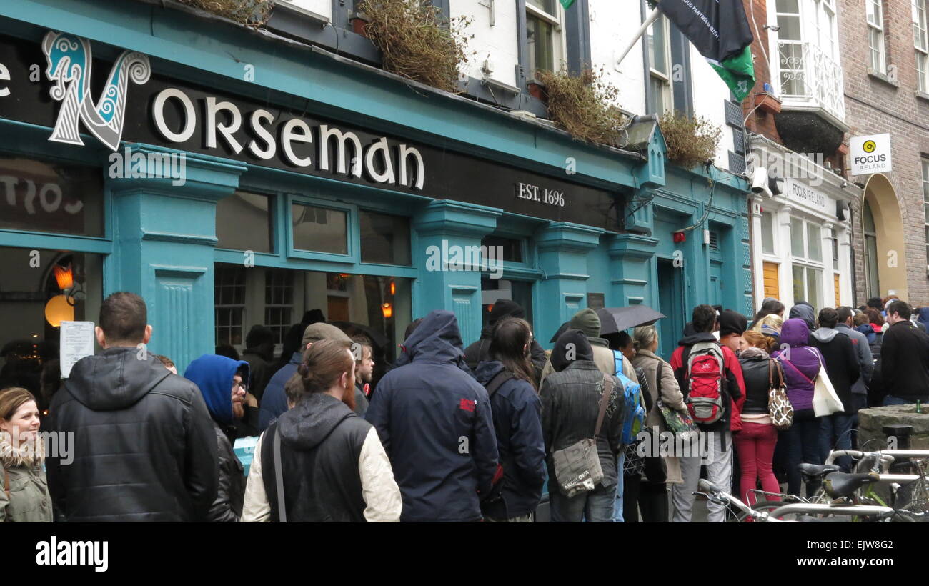 Dublin, Irlande. 06Th avr, 2015. Les gens à l'extérieur de la mise en file d'Norseman pub dans Dublin, Temple Bar, qui attendent de prendre part à la deuxième journée d'extras casting ouvert pour la nouvelle saison de la série tv Vikings dans les Filmbase lieu. Credit : Brendan Donnelly/Alamy Live News Banque D'Images