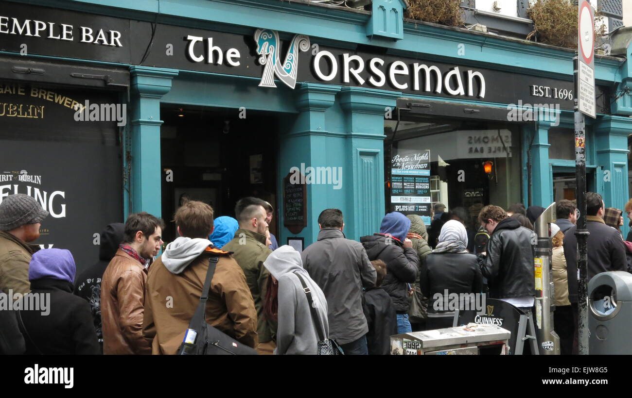 Dublin, Irlande. 06Th avr, 2015. Les gens à l'extérieur de la mise en file d'Norseman pub dans Dublin, Temple Bar, qui attendent de prendre part à la deuxième journée d'extras casting ouvert pour la nouvelle saison de la série tv Vikings dans les Filmbase lieu. Credit : Brendan Donnelly/Alamy Live News Banque D'Images