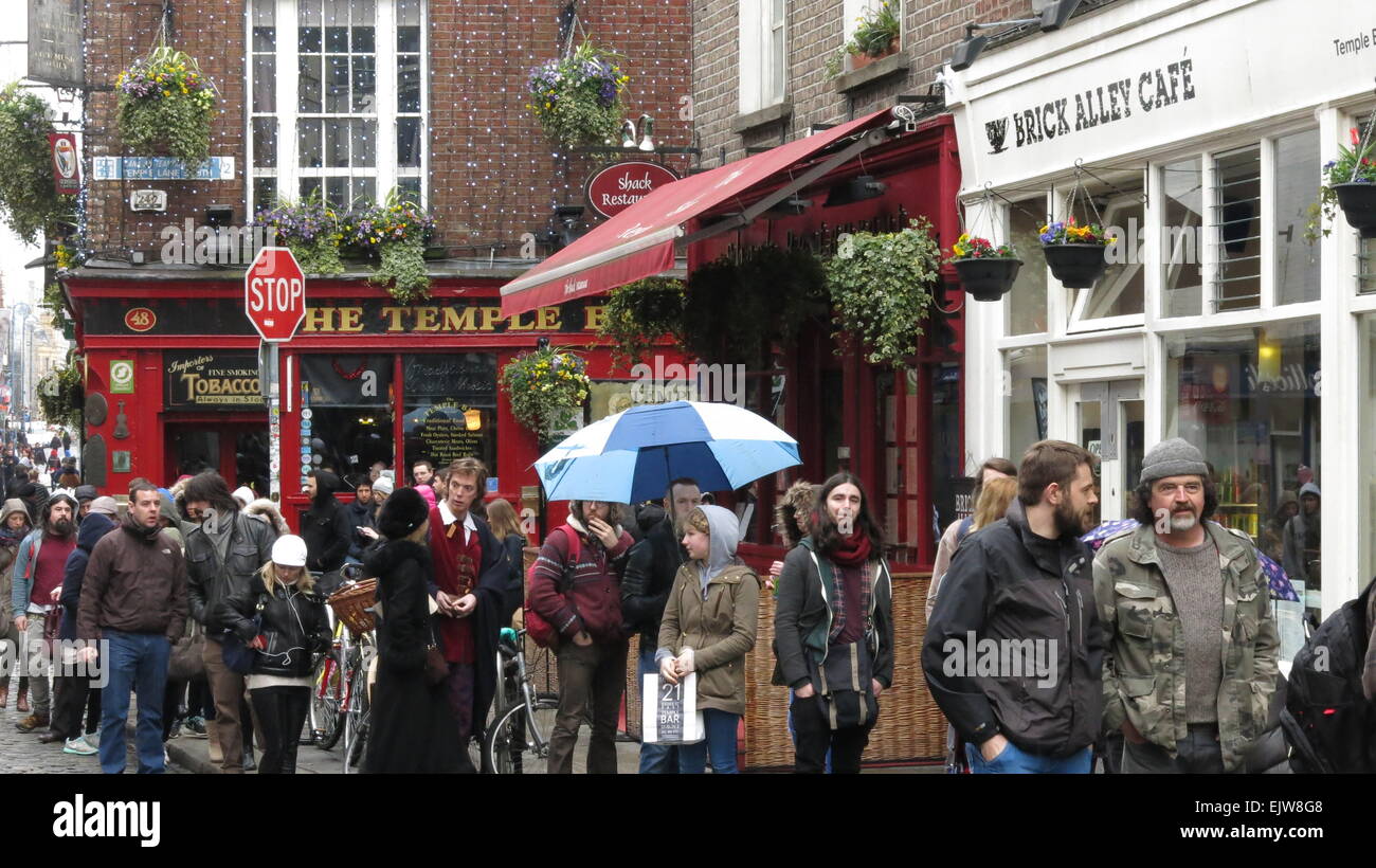 Dublin, Irlande. 06Th avr, 2015. Image des personnes en attente de Dublin Temple Bar pour prendre part à l'extras ouvrir casting pour la nouvelle saison de la série tv de Vikings. La deuxième journée de casting à Dublin a lieu à Filmbase, Temple Bar. Credit : Brendan Donnelly/Alamy Live News Banque D'Images