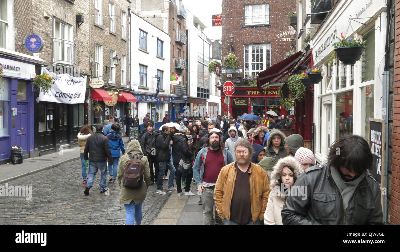 Dublin, Irlande. 06Th avr, 2015. Image des personnes en attente de Dublin Temple Bar pour prendre part à l'extras ouvrir casting pour la nouvelle saison de la série tv de Vikings. La deuxième journée de casting à Dublin a lieu à Filmbase, Temple Bar. Credit : Brendan Donnelly/Alamy Live News Banque D'Images