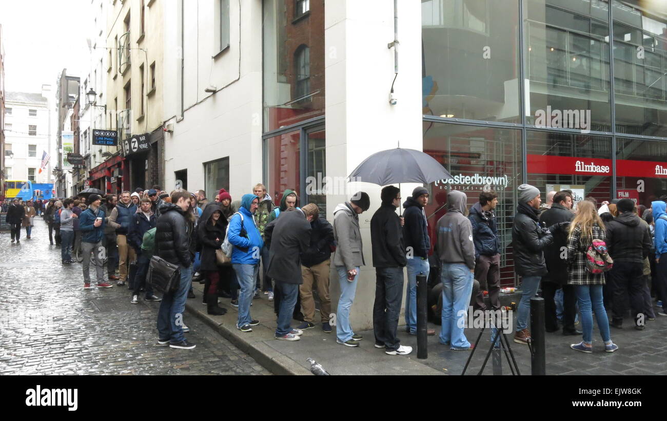 Dublin, Irlande. 06Th avr, 2015. Image des personnes en attente de Dublin Temple Bar pour prendre part à l'extras ouvrir casting pour la nouvelle saison de la série tv de Vikings. La deuxième journée de casting à Dublin a lieu à Filmbase, Temple Bar. Credit : Brendan Donnelly/Alamy Live News Banque D'Images