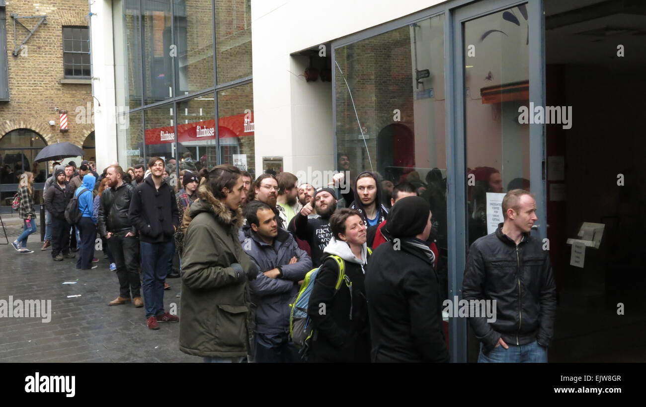 Dublin, Irlande. 06Th avr, 2015. Image des personnes en attente de Dublin Temple Bar pour prendre part à l'extras ouvrir casting pour la nouvelle saison de la série tv de Vikings. La deuxième journée de casting à Dublin a lieu à Filmbase, Temple Bar. Credit : Brendan Donnelly/Alamy Live News Banque D'Images